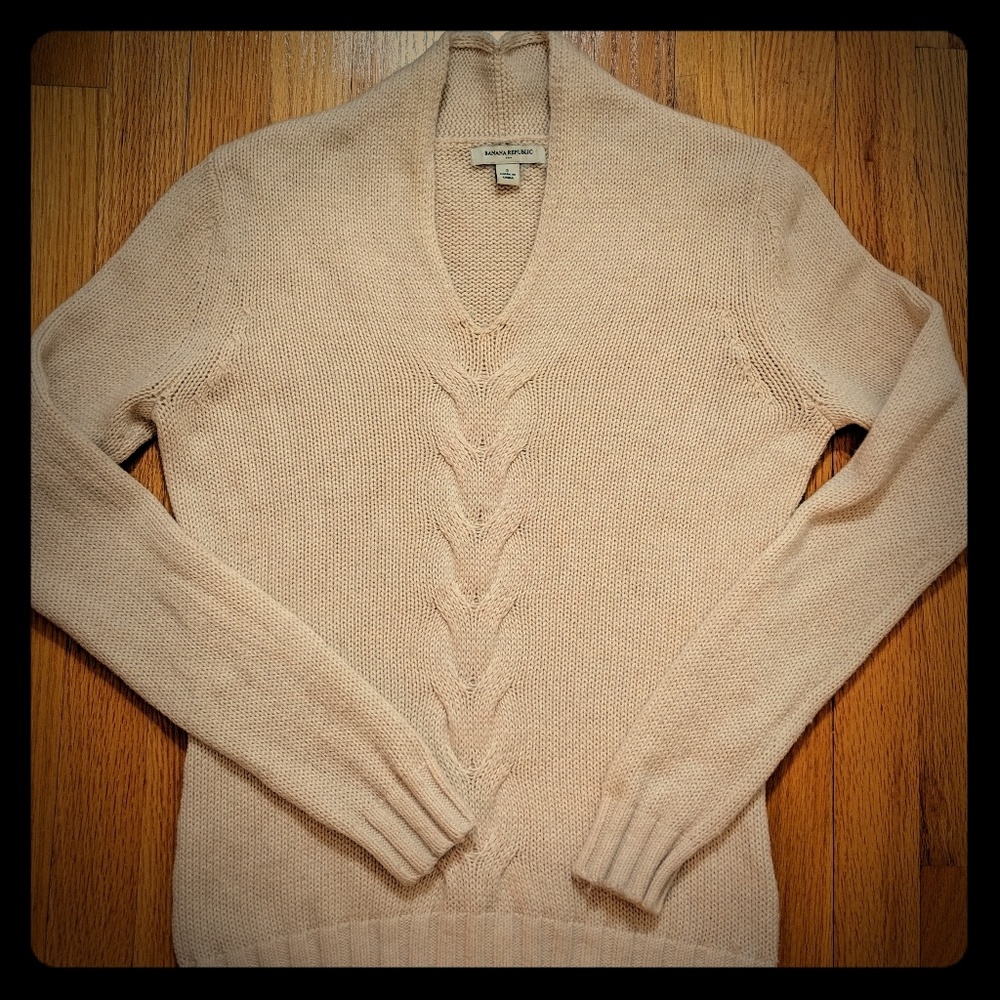 Banana Republic cream sweater with cable accent Sm